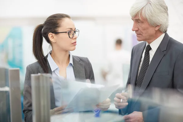 Seitenansicht Porträt Eines Leitenden Geschäftsmannes Gespräch Mit Einer Sekretärin Amt — Stockfoto