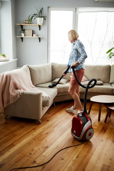 Blond Haired Woman Casual Clothing Standing Living Room Vacuuming Sofa — Stock Photo, Image