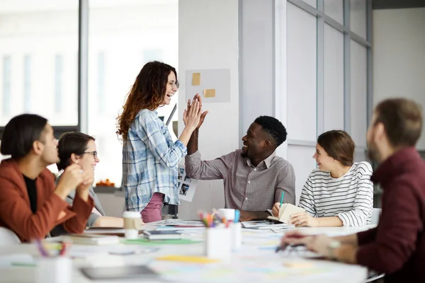 Multiethnisches Team Junger Leute Mit High Five Feiert Erfolg Büro — Stockfoto