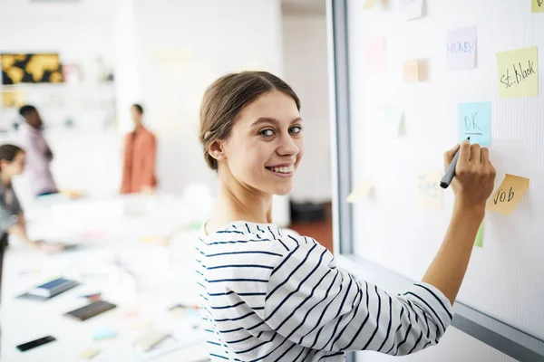 Cintura Até Retrato Jovem Contemporânea Desenhando Quadro Branco Escritório Sorrindo — Fotografia de Stock