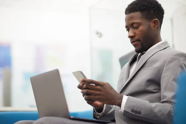 Side View Porträtt Vacker Afrikansk Affärsman Med Smartphone När Arbetar — Stockfoto