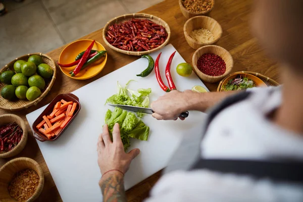 Retrato Alto Ángulo Del Chef Irreconocible Cortando Verduras Mientras Cocina — Foto de Stock