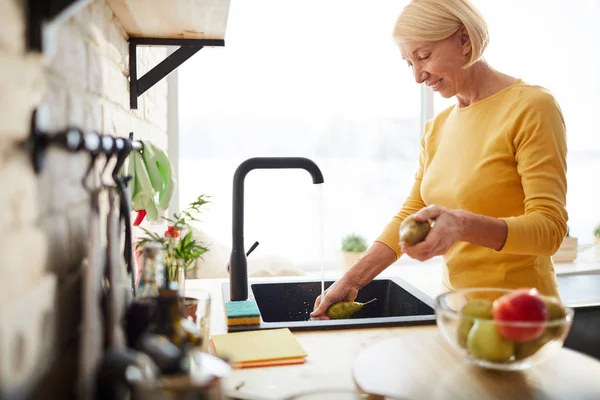 Lycklig Attraktiv Mogen Kvinna Med Kort Blont Hår Stående Köks — Stockfoto