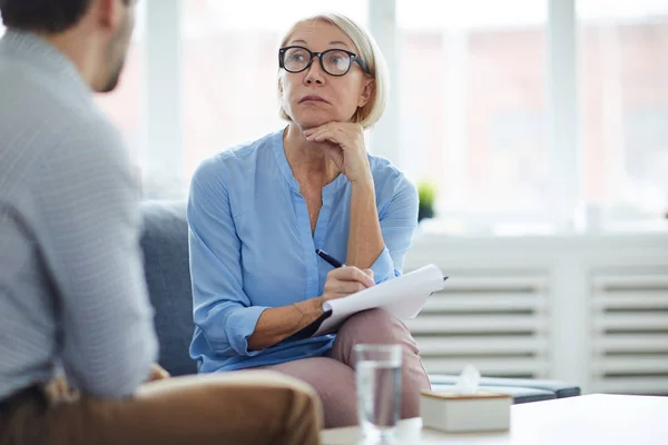 Grave Bionda Matura Consulente Occhiali Ascoltando Paziente Raccontando Sua Storia — Foto Stock