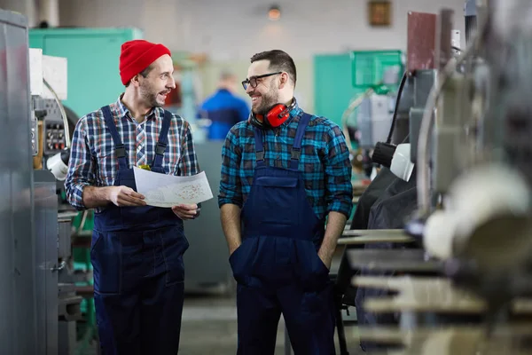 Πορτραίτο Δύο Εργατών Εργοστασίου Chat Και Χαμογελαστή Στέκεται Βιομηχανικό Εργαστήριο — Φωτογραφία Αρχείου