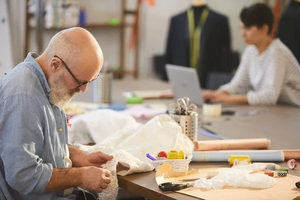 Leeftijd Professionele Tailor Holding Stukje Wit Kant Tijdens Het Naaien — Stockfoto