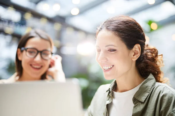 Nahaufnahme Von Fröhlichen Programmiererinnen Mit Laptop Beim Erstellen Der Zielseite — Stockfoto