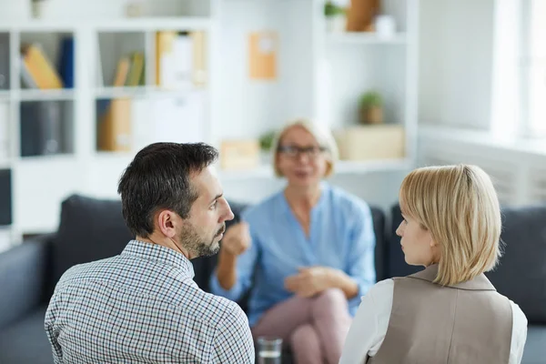 Vista Posteriore Marito Moglie Scontenti Che Guardano Altro Mentre Visitano — Foto Stock