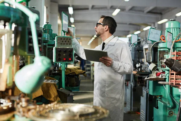 Ritratto Laterale Dell Ispettore Maturo Qualità Che Indossa Camice Laboratorio — Foto Stock