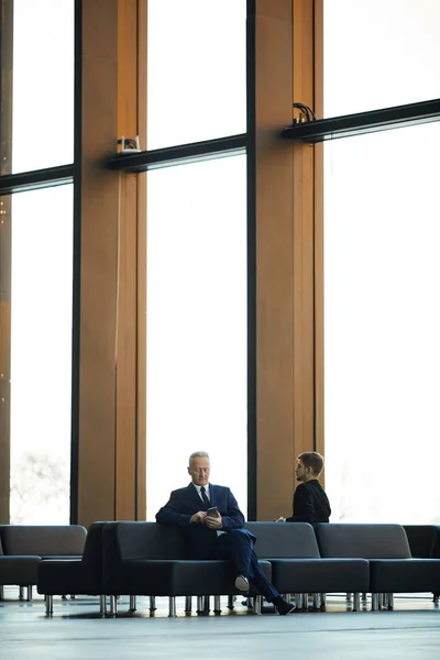 Фонове Зображення Офісного Вестибюля Або Залу Аеропорту Діловими Людьми Сидять — стокове фото