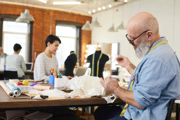 Volwassen Grey Bearded Man Shirt Zittend Door Tafel Naaien Witte — Stockfoto