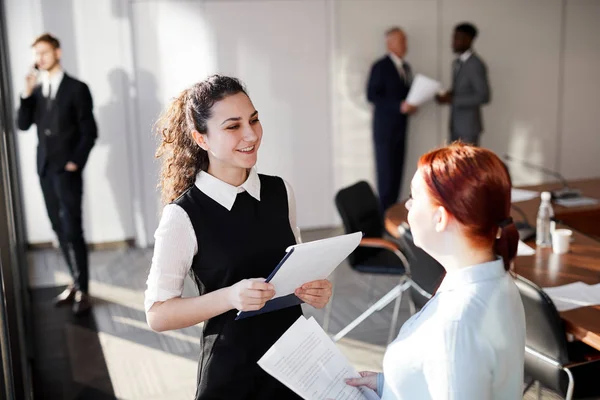 Hög Vinkel Porträtt Två Glada Affärskvinnor Chatta Paus Konferensrum Kopiera — Stockfoto