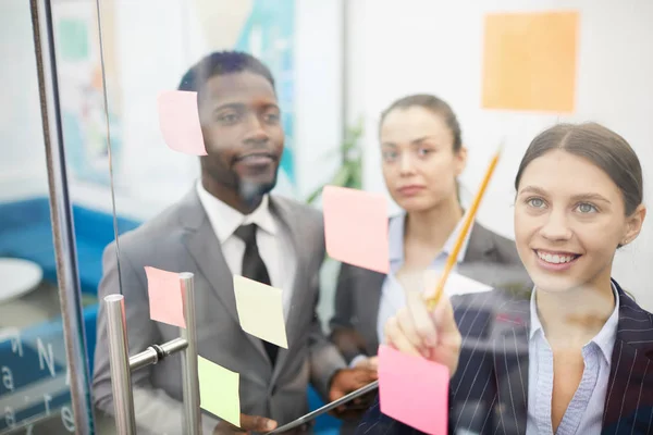 Multiethnische Gruppe Von Geschäftsleuten Die Ein Startup Projekt Planen Indem — Stockfoto