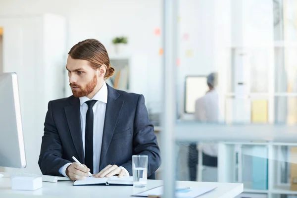 Jonge Serieuze Zakenman Pak Zoek Naar Gegevens Het Scherm Van — Stockfoto