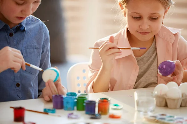 Portret Dwóch Cute Dziewcząt Malowanie Jaj Wielkanoc Klasie Sztuki Kopiuj — Zdjęcie stockowe