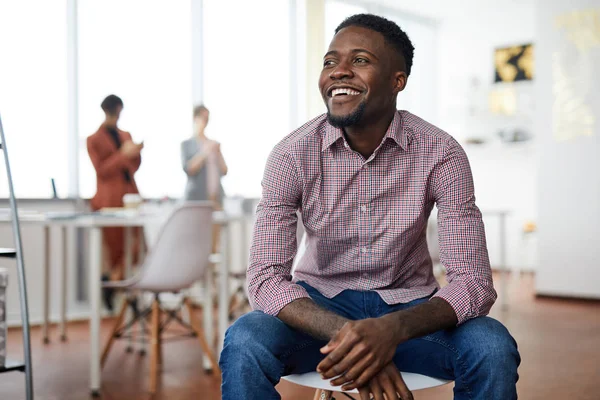 Retrato Empresário Afro Americano Contemporâneo Sorrindo Feliz Sentado Cadeira Escritório — Fotografia de Stock