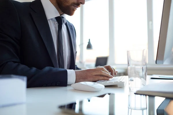 Empresario Ropa Formal Presionando Botones Del Teclado Mientras Está Sentado — Foto de Stock