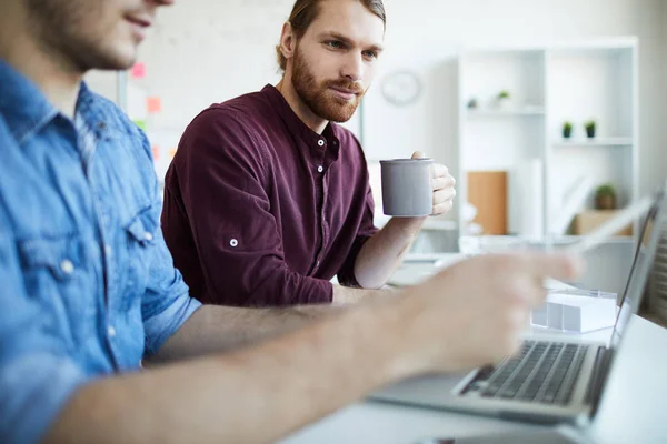 Uno Los Jóvenes Diseñadores Web Casuales Con Taza Mirando Pantalla — Foto de Stock