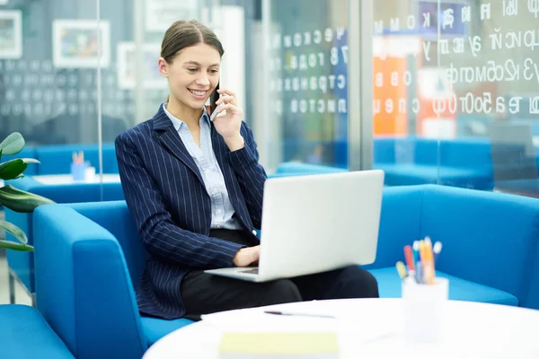 微笑的年轻女商人在办公室使用笔记本电脑 在实习期间通过电话交谈的肖像 复制空间 — 图库照片