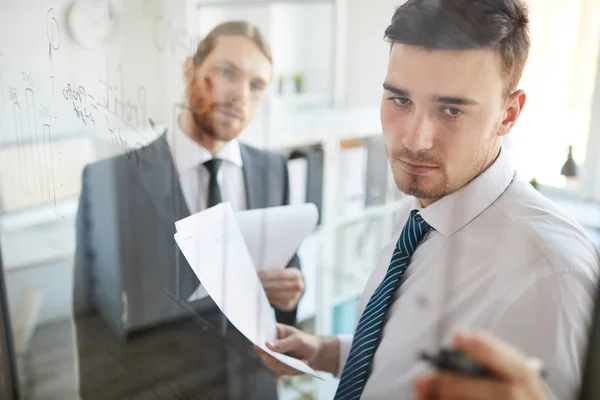 Jonge Zelfverzekerde Econoom Formele Kleding Stand Board Terwijl Hij Financiële — Stockfoto