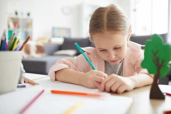 Portré Aranyos Lány Csinál Házi Feladatot Otthon Tanulás Írni Ceruzával — Stock Fotó