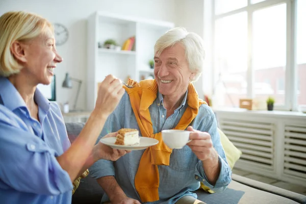 幸福的成熟夫妇的肖像享受茶和蛋糕在家里被阳光照亮 复制空间 — 图库照片