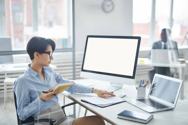 Busy Young Office Worker Notebook Thinking Organization Point While Reading — Stock Photo, Image