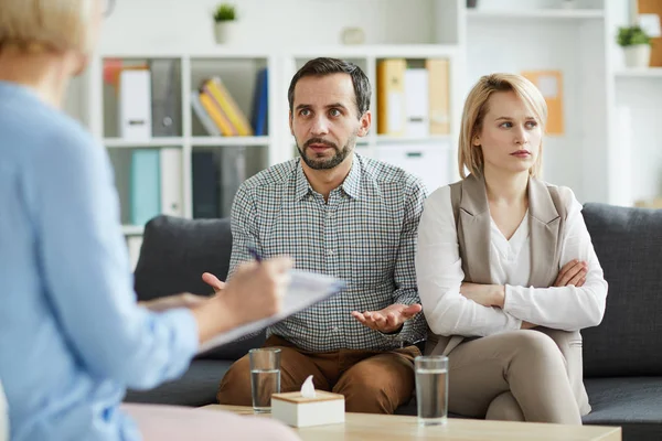 Beledigd Vrouw Met Gekruiste Armen Kijken Opzij Terwijl Haar Man — Stockfoto