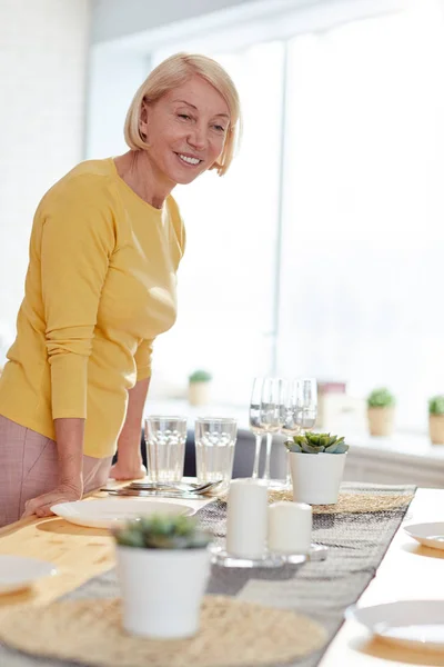 Lycklig Vacker Mogen Kvinna Med Blont Hår Lutar Bordet Och — Stockfoto