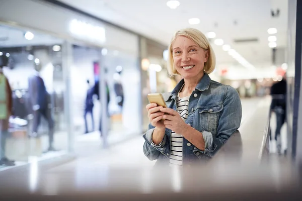 Smiling Attractive Mature Sales Consultant Clothing Store Standing Corridor Shopping — Stock Photo, Image