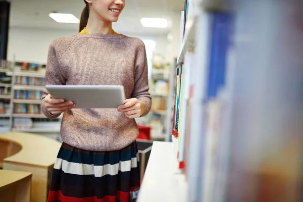 Glücklicher Mobiler Student Lässigem Pullover Und Gestreiftem Rock Mit Touchpad — Stockfoto