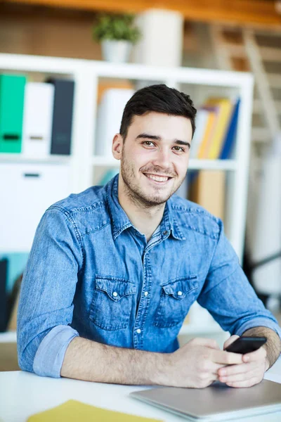 Jonge Vrolijke Casual Manager Met Smartphone Naar Kijken Terwijl Aan — Stockfoto