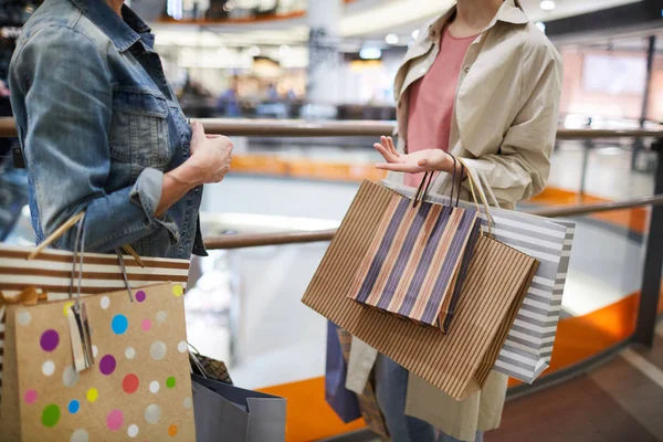 Alışveriş Merkezinin Lobisinde Duran Alışveriş Leri Tartışırken Leri Birbirine Kenetleyen — Stok fotoğraf