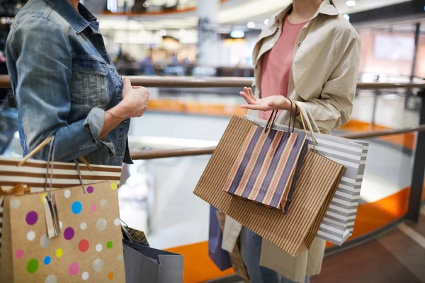 Närbild Moderna Kvinnor Casual Outfits Stående Lobby Köpcentret Och Gest — Stockfoto