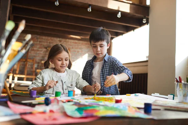 2人の幸せな子供の肖像画 男の子と女の子の絵画一緒に コピースペース — ストック写真