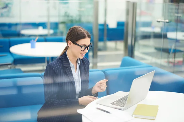 在企业实习期间 面带微笑的年轻女商人在办公室用笔记本电脑戴眼镜的肖像 复制空间 — 图库照片