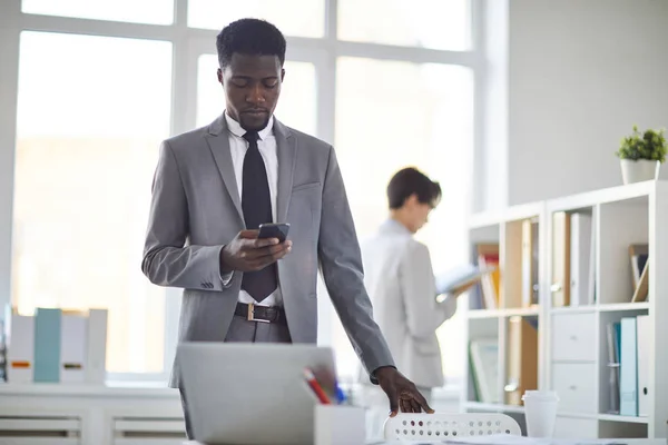 Young Elegant African American Businessman Suit Scrolling Smartphone While Standing — Stok fotoğraf