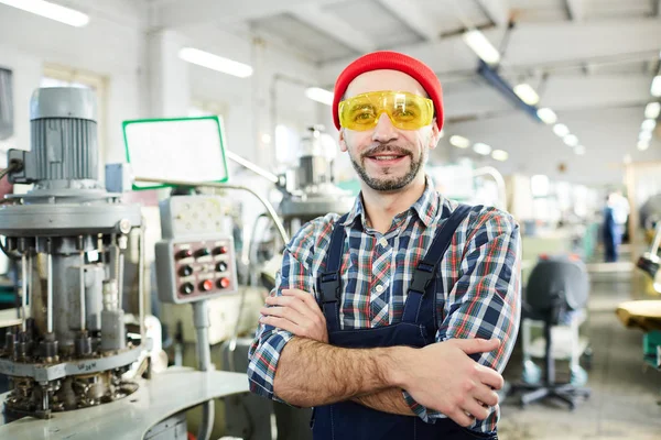 Midja Upp Porträtt Mogna Skäggiga Man Arbetar Fabriken Och Poserar — Stockfoto