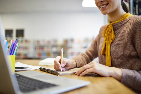 Estudante Feliz Casualwear Fazendo Anotações Bloco Notas Esboçando Chegar Com — Fotografia de Stock