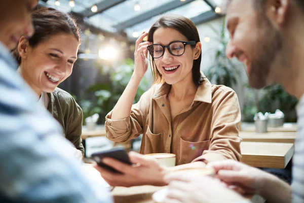 Joven Inteligente Atractiva Alegre Gafas Sentadas Mesa Mostrando Información Línea — Foto de Stock