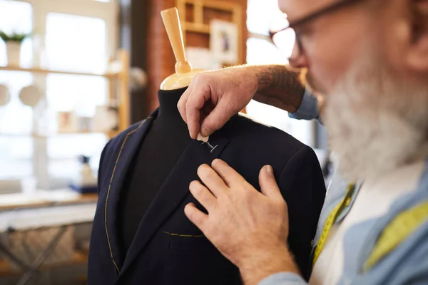 Senior Tailor Drawing Line Voor Knoopsgat Jas Tijdens Het Werken — Stockfoto