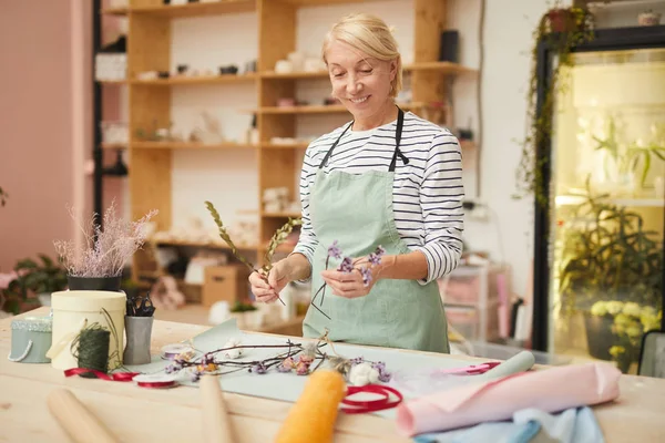 Retrato Cintura Hacia Arriba Mujer Madura Sonriente Creando Composiciones Flores — Foto de Stock