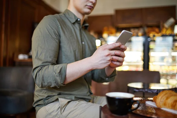 Casual Ragazzo Contemporaneo Con Smartphone Seduto Caffè Tavolo Dopo Aver — Foto Stock