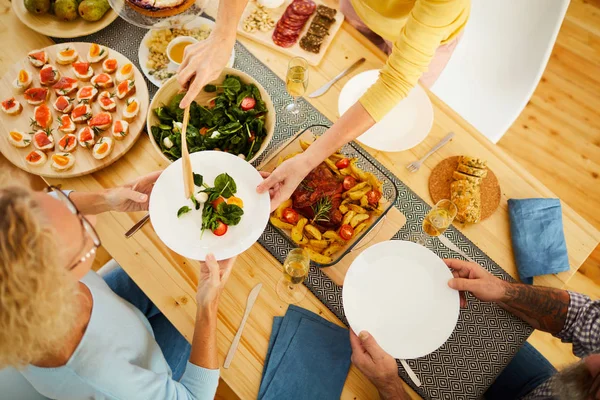 Direkt Über Der Ansicht Einer Unkenntlichen Dame Die Esstisch Voller — Stockfoto