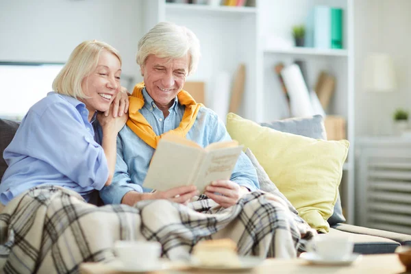 Portrait Happy Mature Couple Reading Book Together Sitting Couch Home — Stock Photo, Image