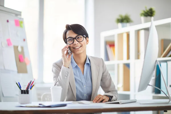 Young Cheerful Female Broker Talking Phone While Consulting One Clients — Stock Photo, Image