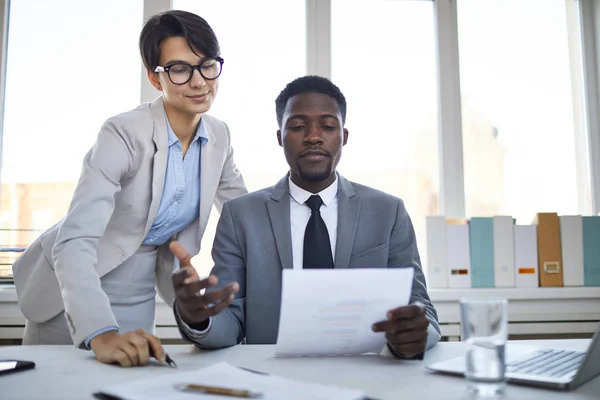 Giovane Capo Fiducioso Abito Elegante Guardando Anche Testo Del Contratto — Foto Stock