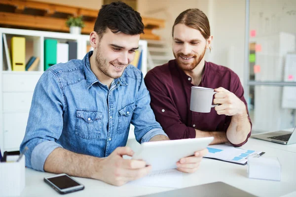 Deux Jeunes Webdesigners Créatifs Casual Assis Côté Bureau Surfant Sur — Photo