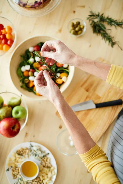 Directement Dessus Vue Une Femme Méconnaissable Debout Table Avec Des — Photo