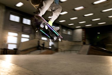 Kaykay parkında paten dublör yapıyor tanınmaz genç adam Eylem çekim, flaş ile vuruldu